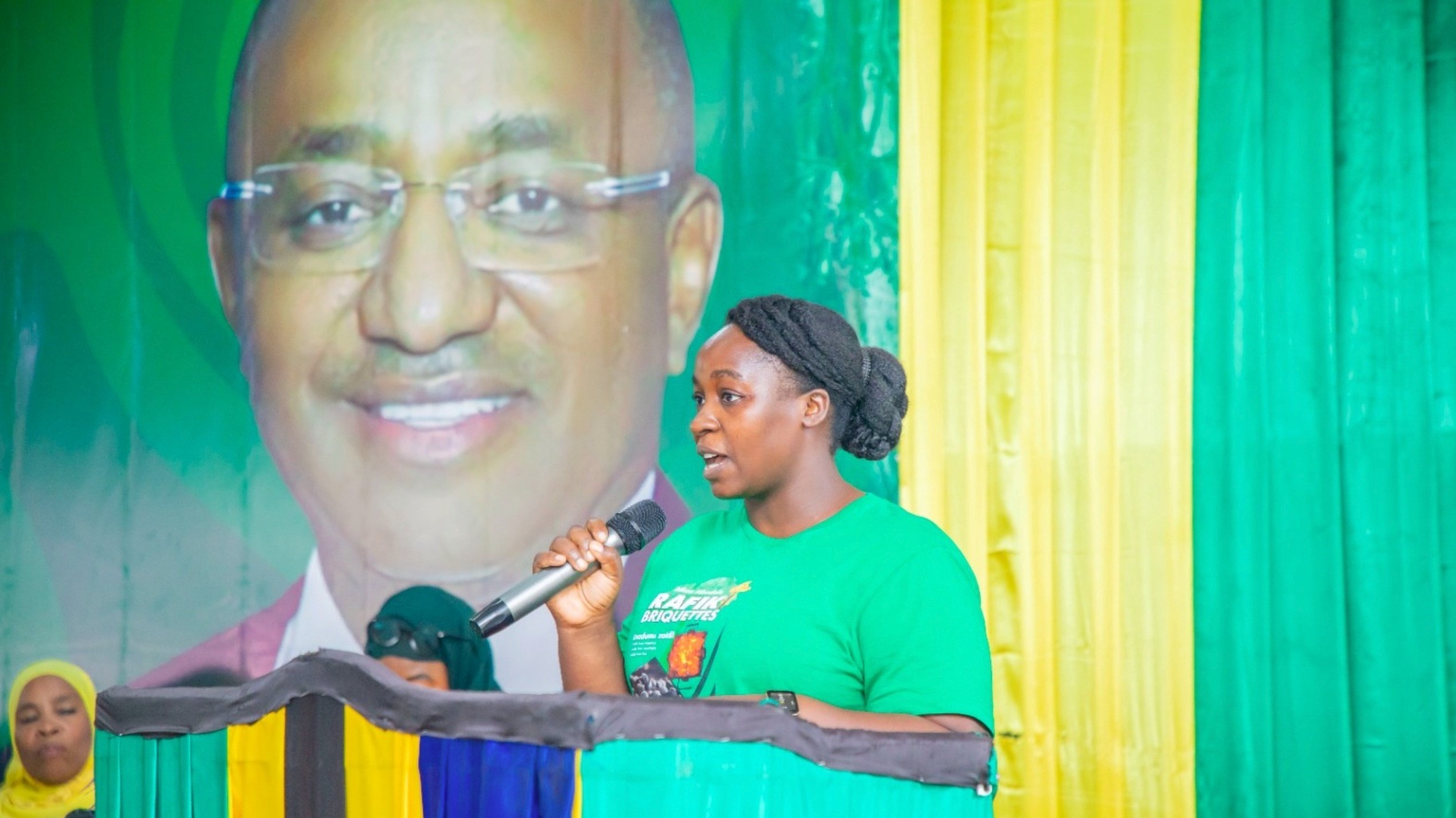 STAMICO YATINGA PEMBA KUTOA ELIMU YA NISHATI YA KUPIKIA YA RAFIKI BRIQUETTE