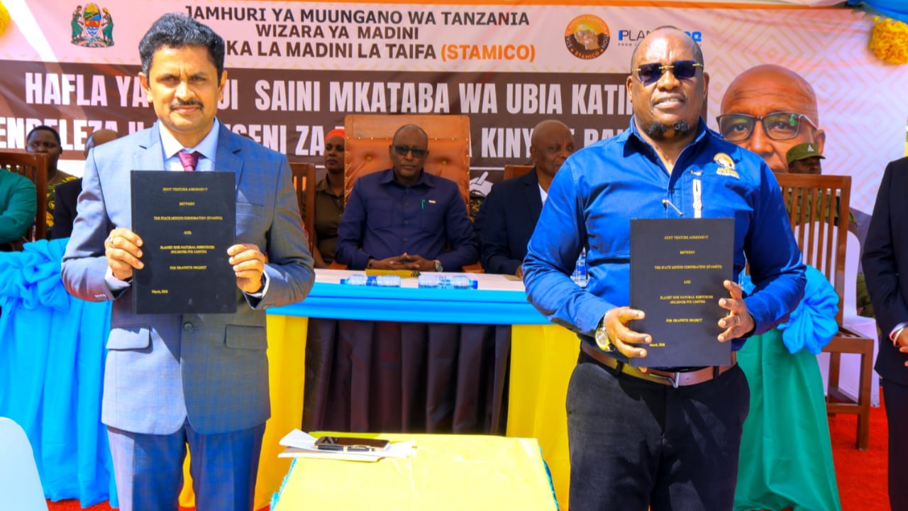 STAMICO YASAINI MKATABA WA UENDELEZAJI WA LESENI YA MADINI YA KINYWE NA KAMPUNI YA PLANET ONE YA SINGAPORE